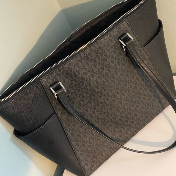 Michael Kors Black Handbag with zipper - Picture 2 of 3